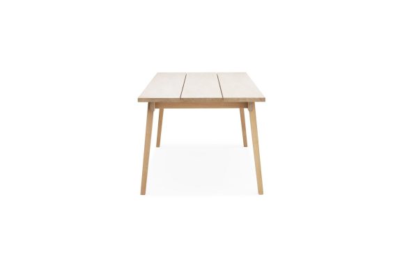 Et minimalistisk træbord med et split bordpladedesign, understøttet af fire slanke ben fra TomorrowsDesign, vist mod en almindelig hvid baggrund.