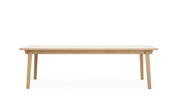 A NORMANN COPENHAGEN - Slice Spisebord 90x250 spisebord med en rektangulær plade og fire skrå ben, isoleret på en hvid baggrund.