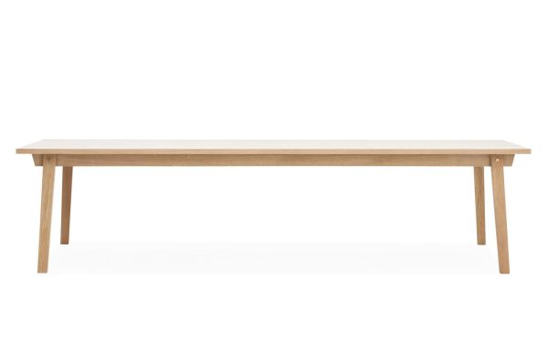 A NORMANN COPENHAGEN - Slice Spisebord 90x300 med et enkelt, moderne design og naturlig finish, isoleret på en hvid baggrund.