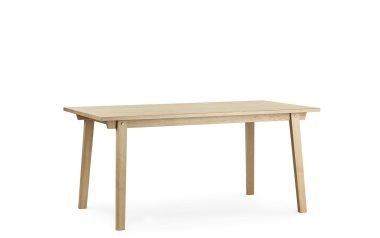 Et enkelt, moderne designmøbler træbord med fire ben og synlige skruer i hvert hjørne, isoleret på hvid baggrund.