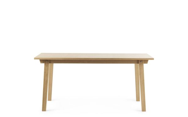 Et simpelt træbord med en rektangulær plade og fire ben, isoleret på en hvid baggrund. Dette stykke er et vidnesbyrd om tidløse designmøbler.