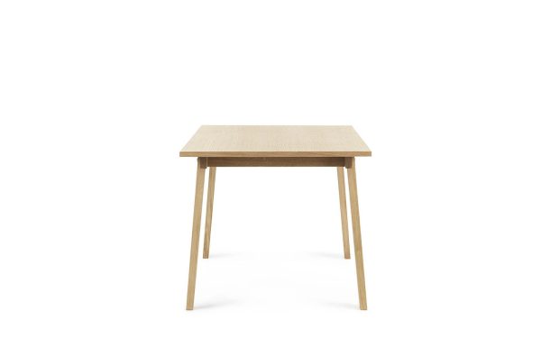 Et lyst træbord med en rektangulær plade og fire ben, isoleret på en hvid baggrund. Bordet, set fra et let vinklet frontperspektiv, eksemplificerer moderne designmøbler-æstetik.