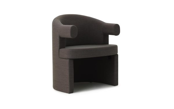 En moderne mørkebrun lænestol med minimalistisk design og robust konstruktion, isoleret på en hvid baggrund, lavet af TomorrowsDesign.