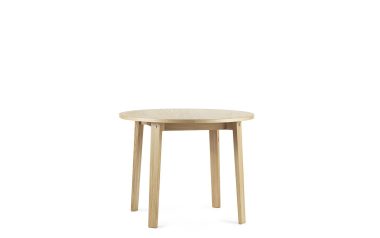 Et enkelt rundt træbord med tre ben, isoleret på en hvid baggrund. Bordet har en let naturlig træfinish og har en TomorrowsDesign-æstetik.