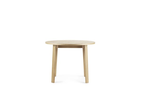 Et enkelt rundt designmøblerbord med tre ben, isoleret på en almindelig hvid baggrund. Bordet har en let naturlig træfinish.