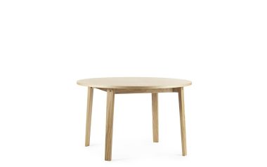 Et enkelt rundt træbord med fire ben, sat mod en almindelig hvid baggrund. Bordet vises i et godt oplyst miljø og fremhæver dets glatte finish og naturlige træårer. Dette stykke eksemplificerer minimalistisk design.