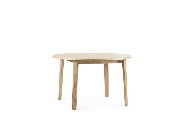 Et enkelt rundt træbord med fire ben, sat mod en almindelig hvid baggrund. Bordet vises i et godt oplyst miljø og fremhæver dets glatte finish og naturlige træårer. Dette stykke eksemplificerer minimalistisk design.