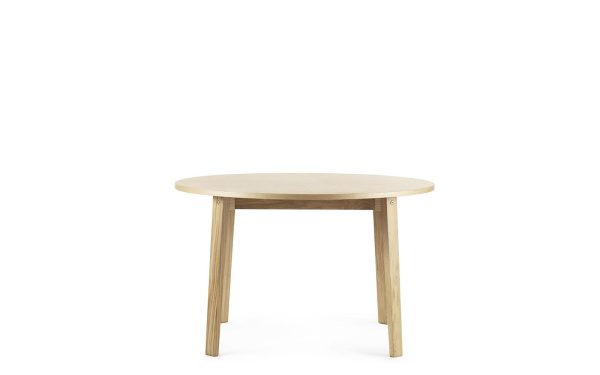 Et enkelt rundt træbord med tre ben, isoleret på en hvid baggrund. Bordet har en let, naturlig træfinish og et minimalistisk interiørdesign.