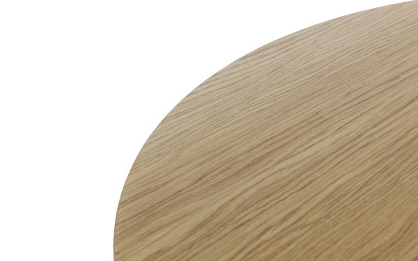 Nærbillede af en træoverflade med naturlige åremønstre, der går over til en hvid baggrund, der viser en blid kurve og et elegant design på venstre side.