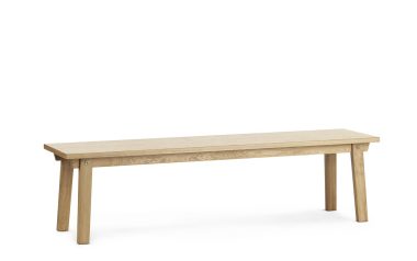 En enkel træbænk med en glat top og vinklede ben, med et minimalistisk design, isoleret på en hvid baggrund.
