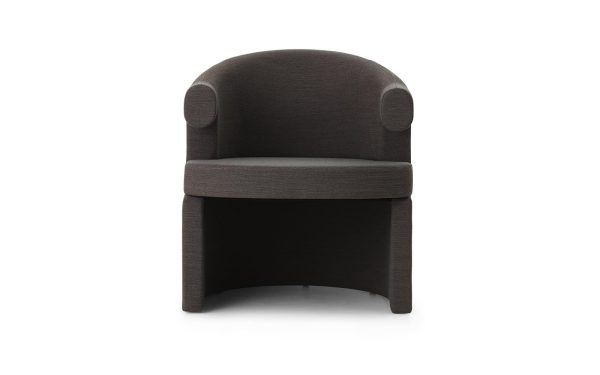 En moderne mørkegrå lænestol med en afrundet ryg og et plyssæde, sat mod en almindelig hvid baggrund. Stolen har enkle, rene linjer og en let tekstureret stoffinish, der inkarnerer essensen af TomorrowsDesign.