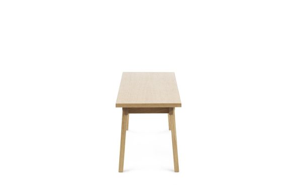 Et enkelt træbord med en let solbrun top og fire ben, med et rent design, vist på en hvid baggrund.