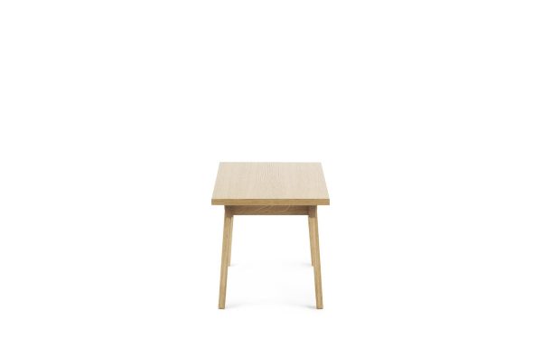 Et enkelt træbord med let finish og fire ben, designet af TomorrowsDesign, centreret på en almindelig hvid baggrund.