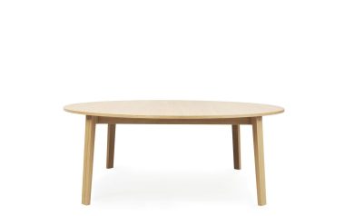 Et enkelt rundt træbord med fire ben, fotograferet mod en almindelig hvid baggrund. Dette stykke er et glimrende eksempel på minimalistisk møbeldesign.