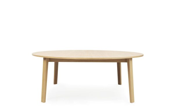 Et enkelt rundt træbord med fire ben, fotograferet mod en almindelig hvid baggrund. Dette stykke er et glimrende eksempel på minimalistisk møbeldesign.