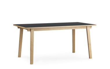 Et simpelt træbord med fire ben og en rektangulær sort bordplade, designet af TomorrowsDesign, isoleret på en hvid baggrund.