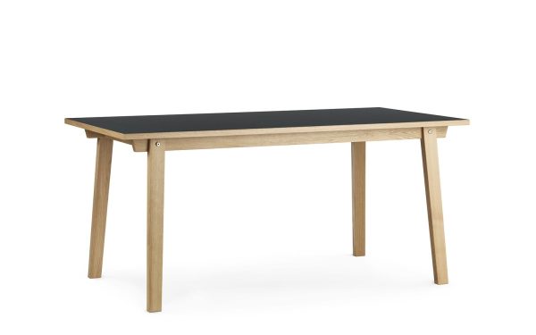 Et simpelt træbord med fire ben og en rektangulær sort bordplade, designet af TomorrowsDesign, isoleret på en hvid baggrund.