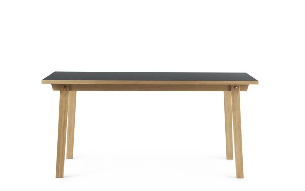 Et minimalistisk bord med en mørkegrå rektangulær plade og fire naturlige træben, afbildet på en almindelig hvid baggrund, eksemplificerer TomorrowsDesign inden for indretning.