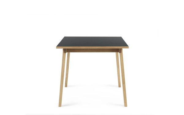 Et enkelt træbord med en firkantet sort plade og fire slanke ben, designet i minimalistisk stil, isoleret på en hvid baggrund.