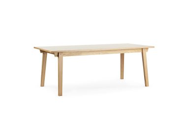 Et enkelt træbord med en rektangulær beige plade og ben af naturligt egetræ, med en TomorrowsDesign-æstetik, isoleret på en hvid baggrund.