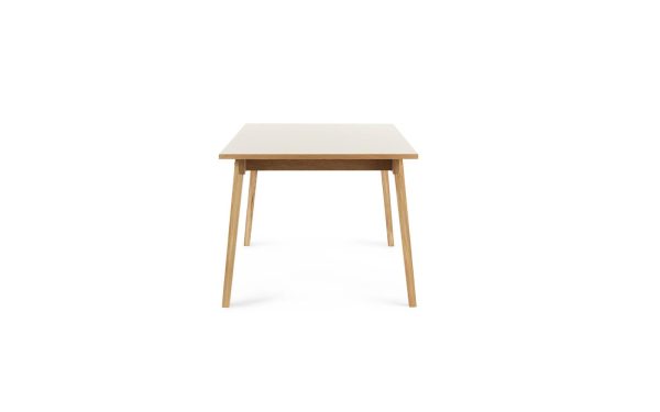 Et enkelt moderne bord med hvid plade og lyse træben, med TomorrowsDesign-æstetik, isoleret på en hvid baggrund.