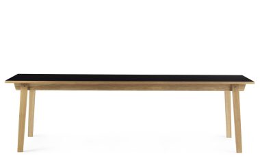 Et moderne bord med en slank sort top og ben af naturligt træ, isoleret på en hvid baggrund. Designet er enkelt og inkarnerer TomorrowsDesign.