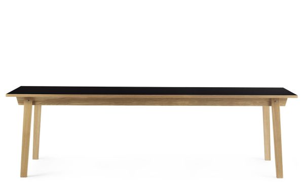 Et moderne bord med en slank sort top og ben af naturligt træ, isoleret på en hvid baggrund. Designet er enkelt og inkarnerer TomorrowsDesign.
