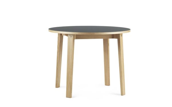 Et moderne rundt sidebord i træ med en glat mørkegrå bordplade, isoleret på en hvid baggrund, ideel til moderne indretning.