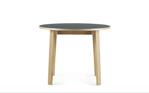 Et rundt, moderne designbord med en glat sort plade og tre træben, isoleret på en hvid baggrund.