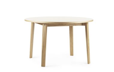 Et enkelt rundt bord med en let træfinish og fire slanke ben, perfekt til moderne interiør, isoleret på en hvid baggrund.