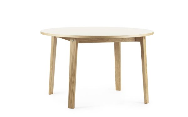 Et enkelt rundt bord med en let træfinish og fire slanke ben, perfekt til moderne interiør, isoleret på en hvid baggrund.