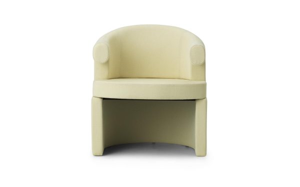 En lysegrøn tøndestol med glat, buet ryglæn og en cylindrisk base, isoleret på en hvid baggrund. Dens slanke design komplementerer ethvert interiør.
