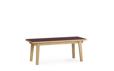 Et enkelt træbord med en mørkebrun plade og lysebrune ben, designet til moderne interiør, sat mod en almindelig hvid baggrund.