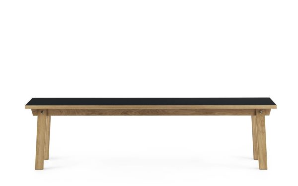 Et moderne træbord med en naturlig finish og en rektangulær sort bordplade, isoleret på en hvid baggrund. Bordet, der er lavet af TomorrowsDesign, har et enkelt, rent design med fire robuste ben.