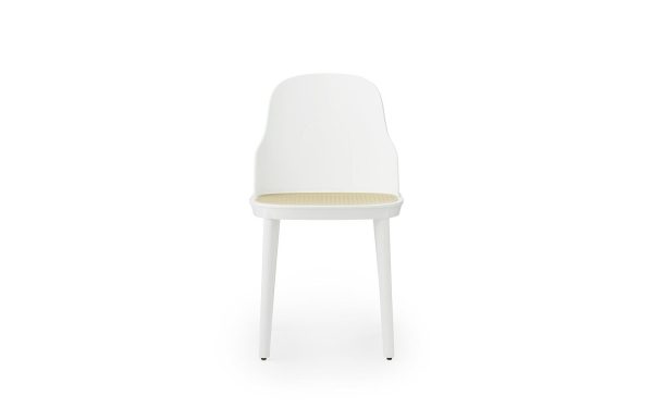 En moderne NORMANN COPENHAGEN - Allez Stol med høj ryg og en lys vævet sædehynde, sat mod en almindelig hvid baggrund.