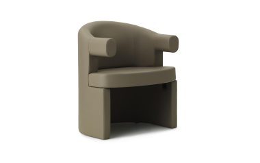 En moderne mørk taupe lænestol med en glat finish og buede armlæn. Stolen har et tykt, støttende ryglæn og et indbygget sideopbevaringsrum, der repræsenterer essensen af designmøbler.