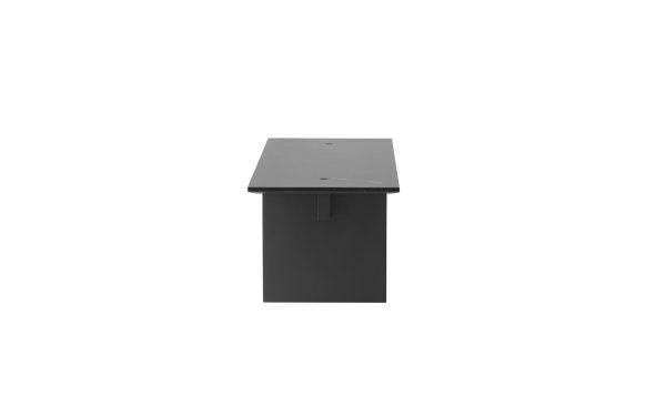 En simpel sort, firkantet piedestal isoleret på en almindelig hvid baggrund, set forfra. Sokkelen har en flad top og en solid bund, perfekt til fremvisning af TomorrowsDesign møbler.