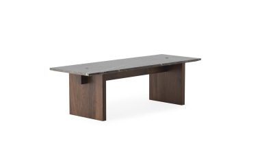 Et moderne skrivebord med en mørk træbund og en rektangulær grå stenbordplade, vist på en almindelig hvid baggrund, fra TomorrowsDesign.