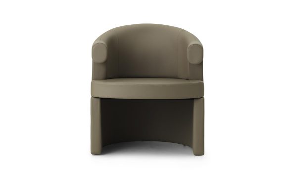 En minimalistisk moderne lænestol i olivengrøn med et afrundet ryglæn og glat, sømløst interiørdesign, isoleret på en hvid baggrund.
