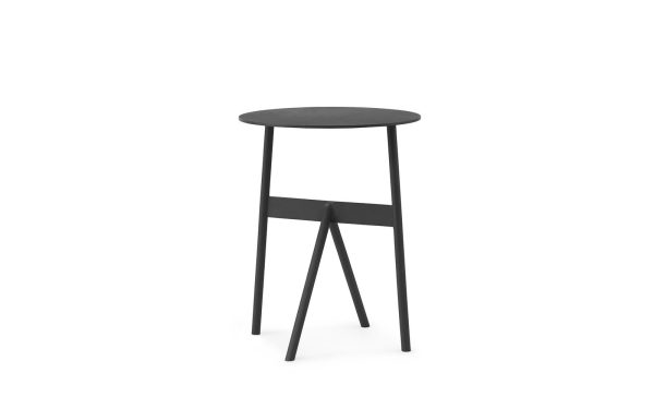 En simpel sort NORMANN COPENHAGEN - Stock Bord Ø37 med tre ben og en rund top, isoleret på hvid baggrund. designet byder på rene linjer og en minimalistisk stil.