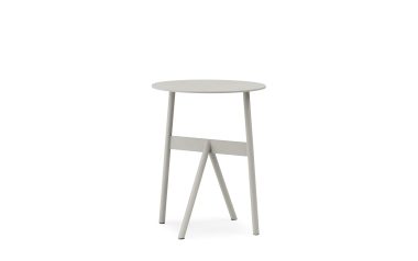 En moderne, NORMANN COPENHAGEN - Stock Bord Ø37 med et rundt sæde og tre slanke, vinklede ben forbundet med en cirkulær støtte, isoleret på en hvid baggrund.