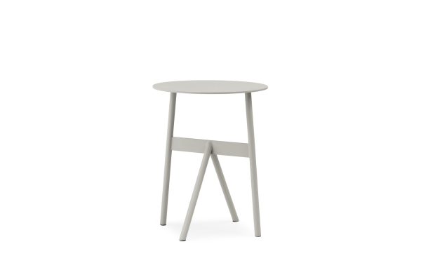 En moderne, NORMANN COPENHAGEN - Stock Bord Ø37 med et rundt sæde og tre slanke, vinklede ben forbundet med en cirkulær støtte, isoleret på en hvid baggrund.
