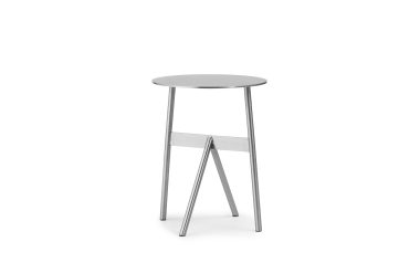 En moderne, minimalistisk skammel med et NORMANN COPENHAGEN - Stock Bord Ø37 cirkulært sæde og tre tynde, let spredte metalben, vist mod en skarp hvid baggrund.