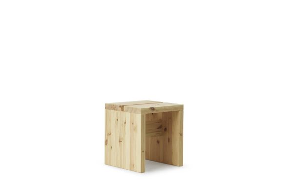 En simpel NORMANN COPENHAGEN - Stretch Skammel placeret på en almindelig hvid baggrund. kassen fremstår robust med synlige naturlige træfibre og knaster.