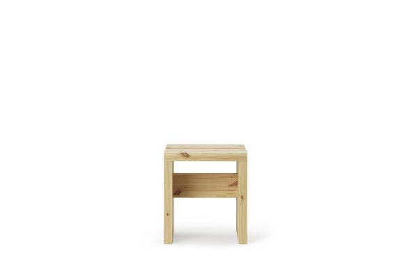 EN NORMANN COPENHAGEN - Stretch Skammel med fire ben, et fladt rektangulært sæde og en afstivningsstang på hver side, isoleret på en hvid baggrund.