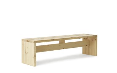 En enkel, robust NORMANN COPENHAGEN - Stretch Bænk 160 lavet af fyrretræ, med et grundlæggende rektangulært design med synlige træårer og knaster, isoleret på en hvid baggrund.