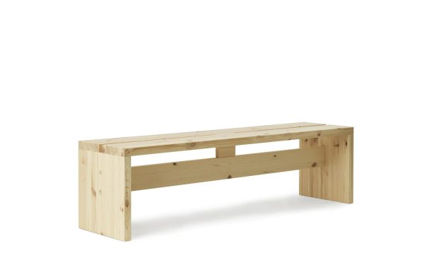En enkel, robust NORMANN COPENHAGEN - Stretch Bænk 160 lavet af fyrretræ, med et grundlæggende rektangulært design med synlige træårer og knaster, isoleret på en hvid baggrund.