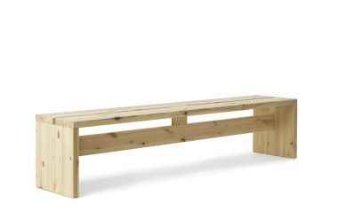 En minimalistisk NORMANN COPENHAGEN - Stretch Bænk 200 lavet af fyrretræ, med et enkelt design med et vandret sæde og to robuste ben, sat mod en almindelig hvid baggrund.