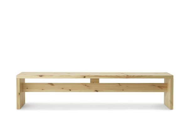 EN NORMANN COPENHAGEN - Stretch Bænk 200 med en naturlig finish, med et enkelt design med en flad top og rektangulære ben, sat mod en almindelig hvid baggrund.
