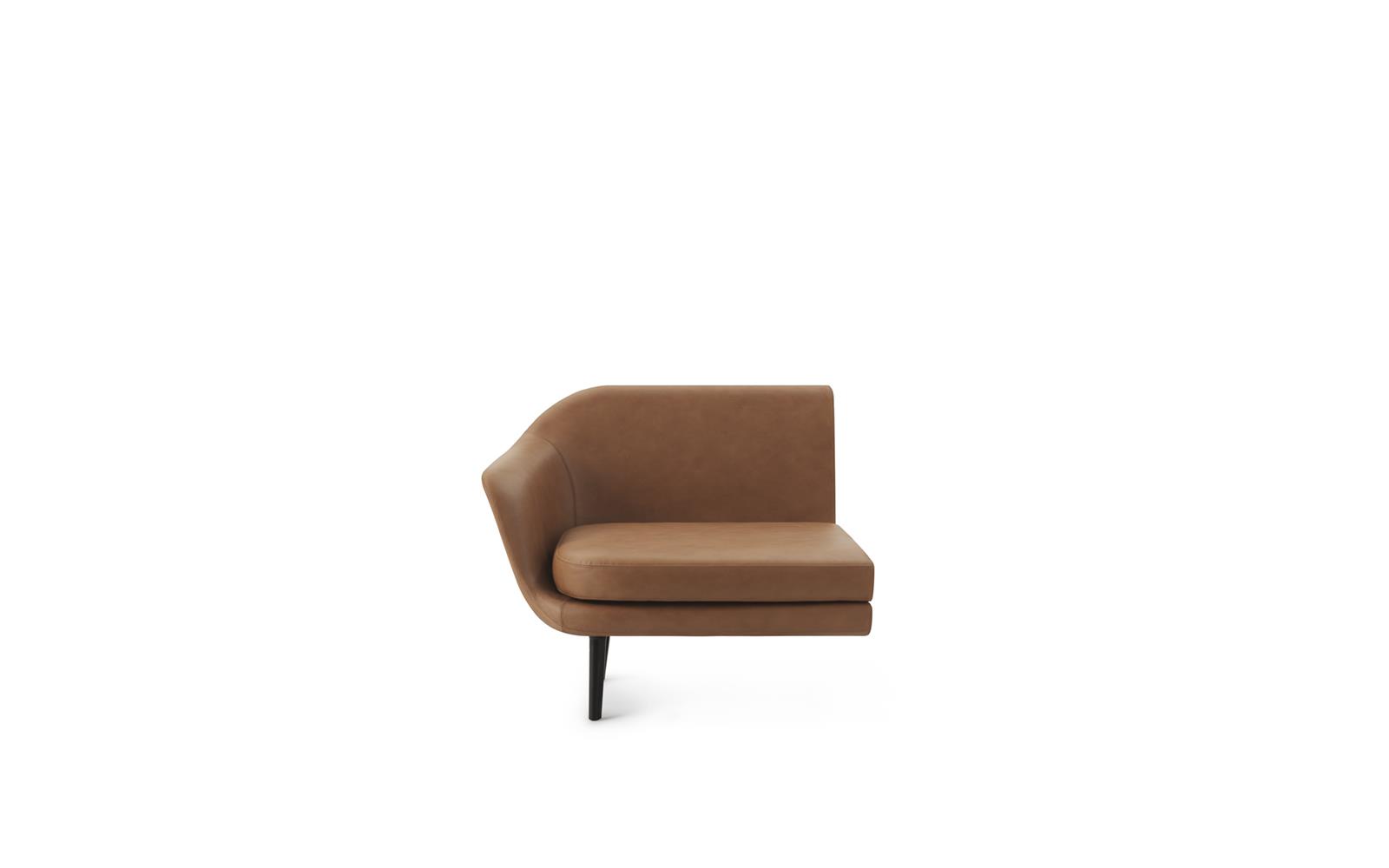 En moderne NORMANN COPENHAGEN - Sum Modulsofa 100 Venstre med et minimalistisk design med et armlæn til venstre og slanke sorte ben, isoleret på en hvid baggrund.